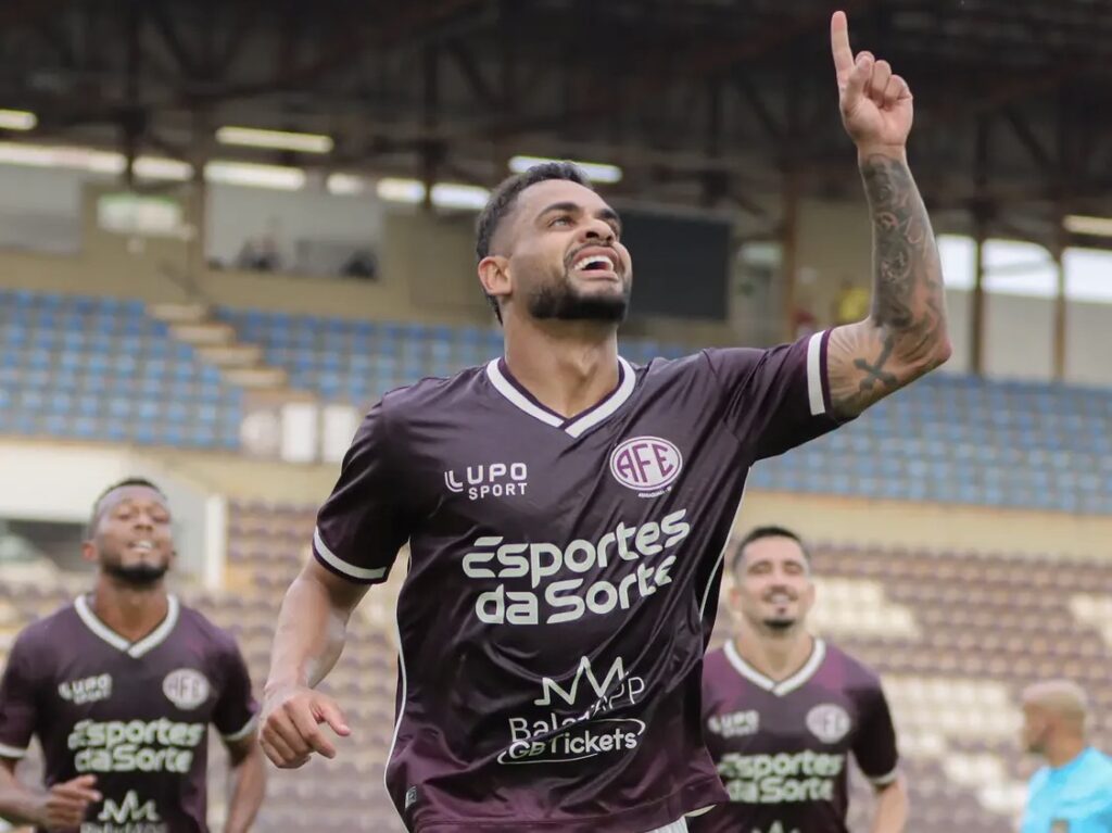 Juninho, atacante da Ferroviária, comemorando gol sobre o Paysandu (Foto: Guilherme Moro/Ferroviária SAF)