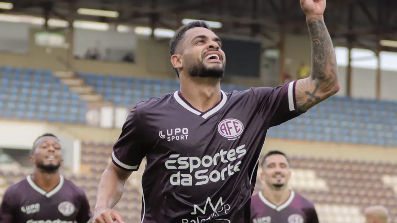 Juninho, atacante da Ferroviária, comemorando gol sobre o Paysandu (Foto: Guilherme Moro/Ferroviária SAF)